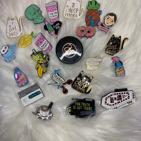 ✨NEW Cat Mom Pin in Black - Picture 2 of 2